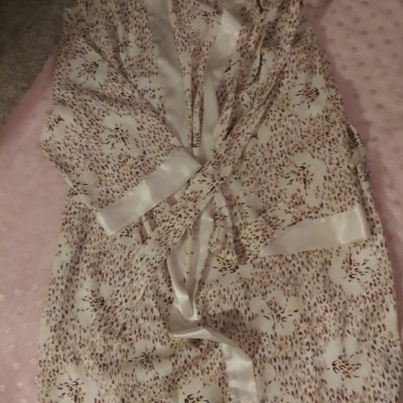 Silky robe - Picture 6 of 7